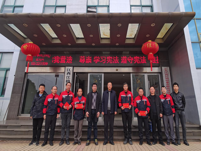 集团党委副书记柯新海一行到江钨钴业慰问一线困难职工