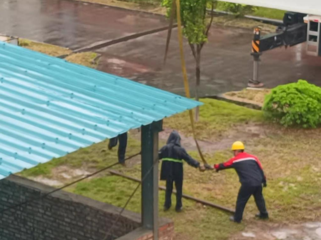 风雨坚守保生产，严守防线重安全